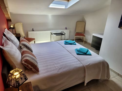 Chambre du Gîte de la Méouge au Domaine de la Méouge, Barret-sur-Méouge, avec lit double, serviettes turquoise et