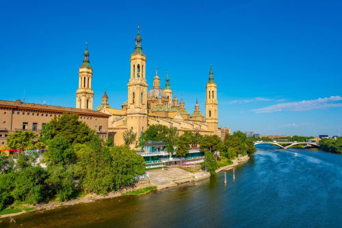 Basílica de Nuestra Señora del Pilar en el río Ebro, Zaragoza, España cerca del Hostal Boutique Grampy
