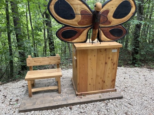 Scultura in legno di farfalla con panchina presso Affittacamere Mercedes, nella foresta di Novella, Romallo