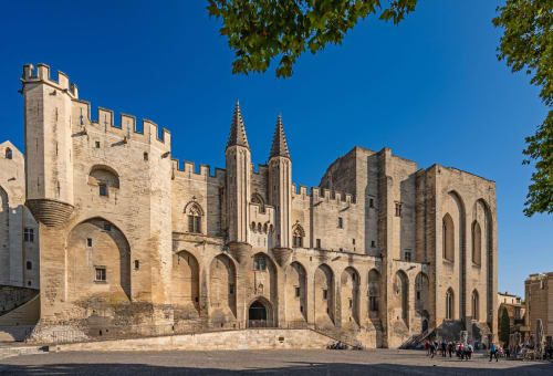 Palais historique en pierre aux deux clochers d'Avignon, près de l'hébergement Les Jardins de Baracane