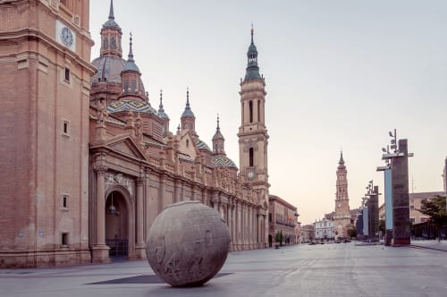 Plaza del Pilar en Zaragoza con la Basílica y escultura de esfera de piedra, cerca del Grampy Boutique Hostal