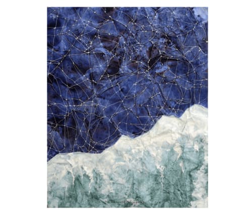 Œuvre d'art abstraite aux motifs géométriques bleus et blancs à l'Hôtel La Prison, Béziers