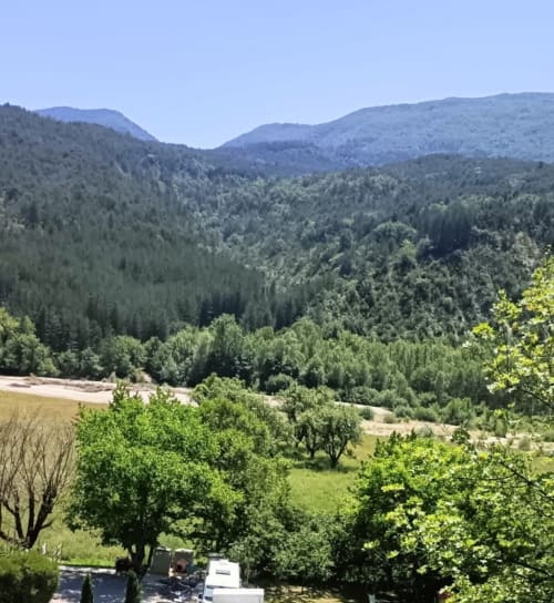 Vue pittoresque de la vallée montagnarde depuis le gîte Domaine de la Méouge à Barret-sur-Méouge, avec sommets boisés et rivière Méouge