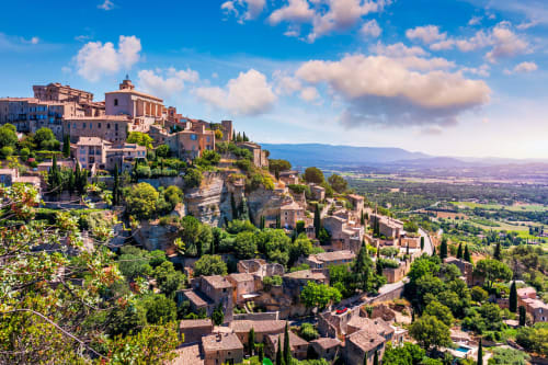 Le village historique perché de Gordes près d'Avignon, France, avec ses bâtiments en pierre et paysage méditerranéen