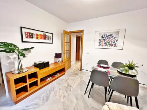 Moderno apartamento en la playa de Fuengirola con comedor, muebles de madera y vistas a la ciudad