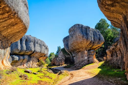 Formaciones rocosas espectaculares y cantos naturales enmarcan una ruta de senderismo cerca de Cuenca, España