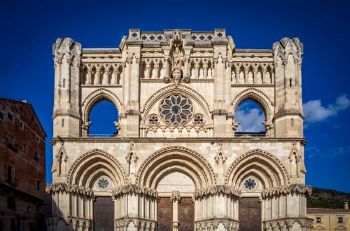 Fachada de catedral gótica en Cuenca, España cerca de Apartamentos La Búsqueda