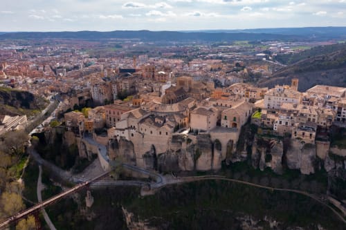 El casco antiguo medieval de Cuenca encaramado en acantilados sobre el río Júcar con arquitectura histórica