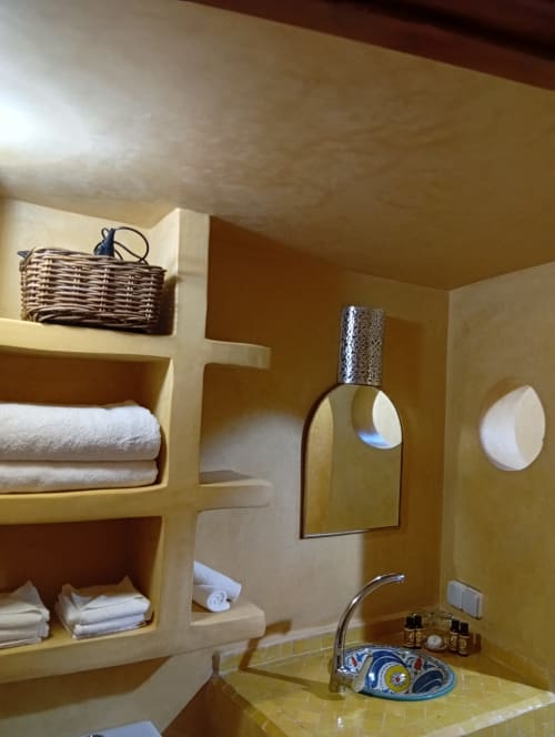 Meuble salle de bain dans la Chambre 1 du Riad Le Village Mogador, Essaouira, avec rangements intégrés, miroir et équipements
