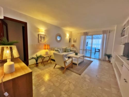 Apartamento espacioso en Fuengirola con terraza, sala elegante, iluminación cálida, mobiliario moderno y vistas a la ciudad