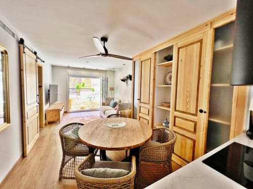 Moderno apartamento de playa en Fuengirola con cocina abierta, carpintería en madera y vistas a la ciudad