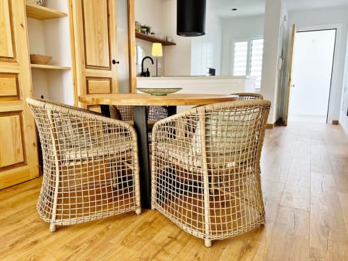 Cocina moderna con sillas tejidas y mesa de madera en apartamento de playa en Fuengirola por Grupo Inmo House