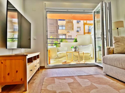 Apartamento moderno frente al mar en Fuengirola con balcón abierto, mobiliario contemporáneo y vistas a la ciudad