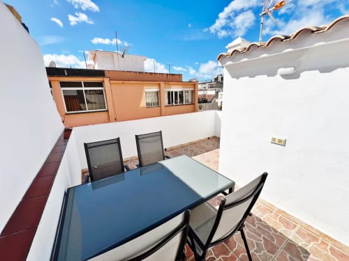 Terraza en azotea con mesa de comedor con vistas a Fuengirola, apartamento moderno en Grupo Inmo House
