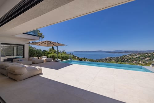 Villa de luxe avec terrasse, piscine d'eau salée chauffée, salon extérieur, vue sur la Côte d'Azur et la Méditerranée