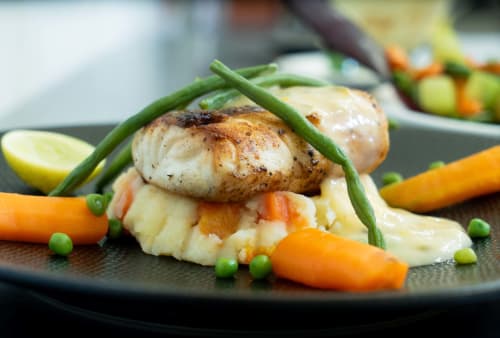 Noix de Saint-Jacques poêlées, purée de pommes de terre, haricots verts et carottes au Belamandy Lodge à Nosy Be