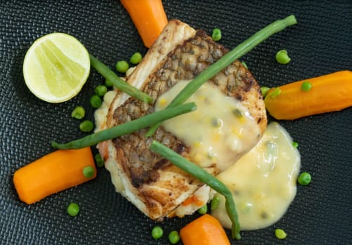 Viande saisie avec sauce au fromage, haricots verts, petits pois et citron vert au Belamandy Lodge, Nosy Be