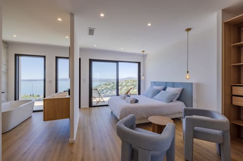 Chambre de luxe vue sur mer à la Villa Prestige Azur Antilles, lit king-size, mobilier contemporain et balcon face à l'océan