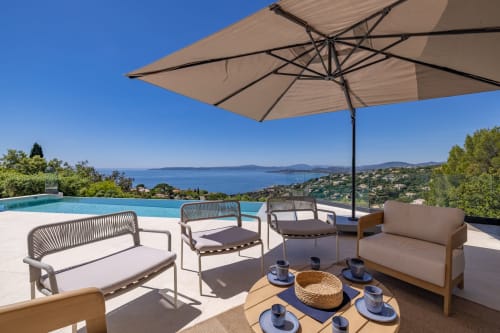 Villa en bord de mer avec terrasse, piscine, transats et parasol vue sur la mer sur la Côte d'Azur