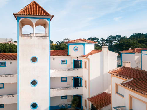 Torre do hotel Be SilverCoast com arquitetura azul e branca, telhados de terracota em Serra D'El Rei, Portugal