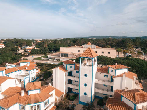 Hotel Be SilverCoast em Serra D'El Rei com edifícios de telhados brancos e laranja, vistas de jardim e arredores florestais.