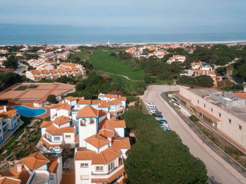 Vista aérea do hotel Be SilverCoast em Serra D'El Rei, Portugal, mostrando vilas brancas com telhados laranjas, jardins e costa