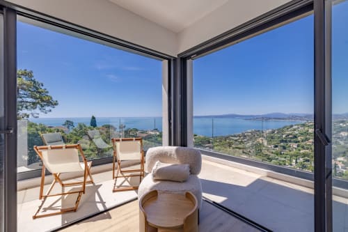 Terrasse de la villa Perle d'Azur avec vue mer, transats et paysage côtier méditerranéen à Villa Prestige Azur