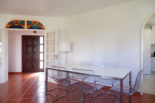 Sala de jantar moderna com cadeiras transparentes na Casa Lusitania, hotel Be SilverCoast em Serra d'El Rei, Portugal