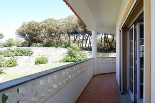 Varanda de Casa Lusitania em Be SilverCoast com vista para o jardim, muro de pedra e pinheiros em Serra d'El Rei