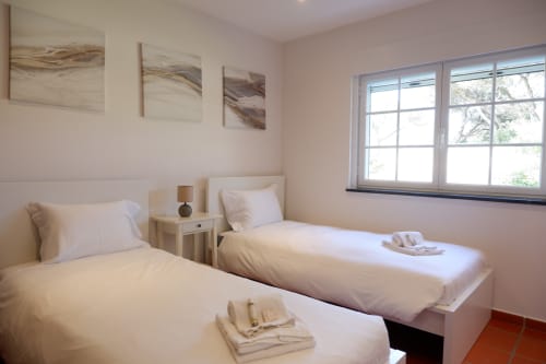 Quarto duplo luminoso em Be SilverCoast com vista para o jardim, decoração neutra e serena com comodidades modernas em Serra D'El Rei