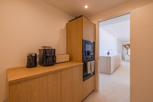 Cuisine moderne de la villa Perle d'Azur à Villa Prestige Azur Antilles avec mobilier en bois et électroménagers intégrés