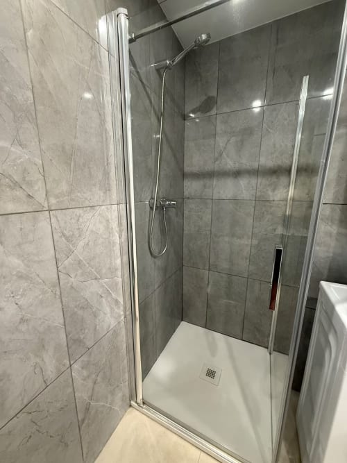 Moderno plato de ducha con azulejos de mármol gris en apartamento frente al mar, Fuengirola