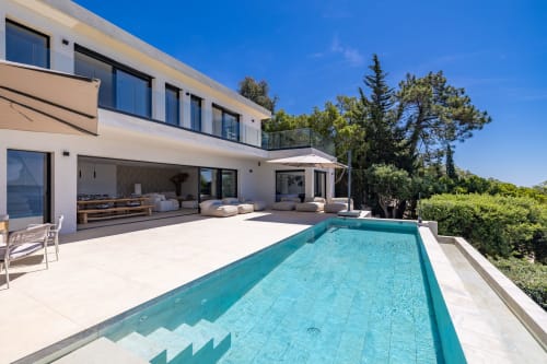 Villa de prestige avec piscine chauffée d'eau salée, terrasse et vue mer aux Antilles