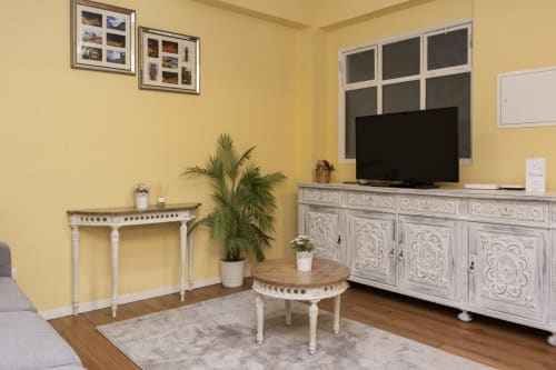 Bright living room at RH Charming Apartment Liberdade I in Braga with yellow walls, elegant furniture, and TV display