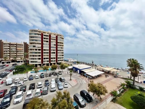 Apartamento en primera línea de playa en Fuengirola con vistas al mar, aparcamiento y acceso directo a la playa