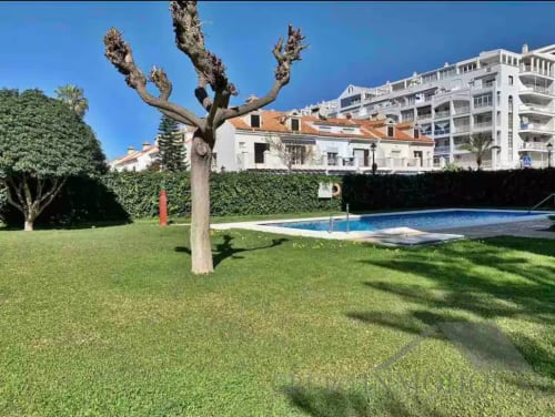 Apartamento frente al mar en Fuengirola con jardín cuidado, árbol centenario y piscina con vistas al Mediterráneo