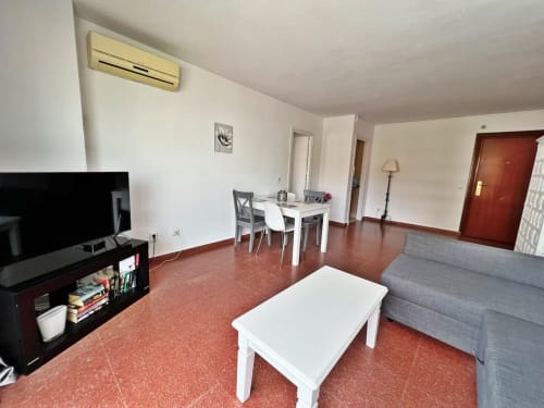 Moderno apartamento frente al mar en Fuengirola con salón, comedor, TV, sofá y vistas al mar