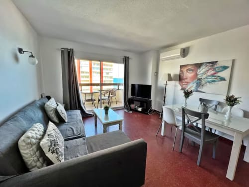 Moderno apartamento frente al mar en Fuengirola con salón, balcón, zona de comedor y vistas al mar