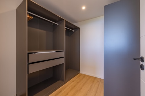 Dressing moderne avec mobilier anthracite, portants et tiroirs à la villa PERLE D'AZUR, Villa Prestige Azur Antilles
