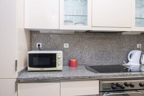 Modern kitchenette in RH Charming Apartments Braga with microwave, kettle, and granite countertop