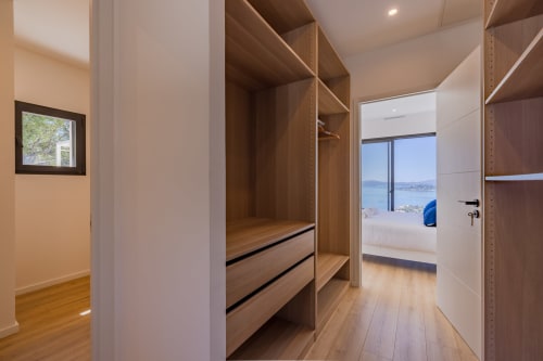 Dressing en bois contemporain de la villa PERLE D'AZUR avec vue sur mer, hébergement de luxe aux Antilles