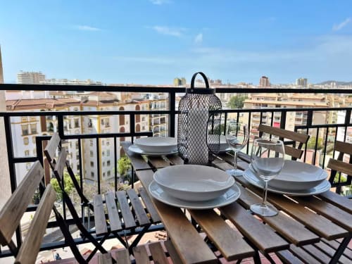 Balcón de apartamento frente al mar en Fuengirola con comedor con vistas a la ciudad y la costa mediterránea