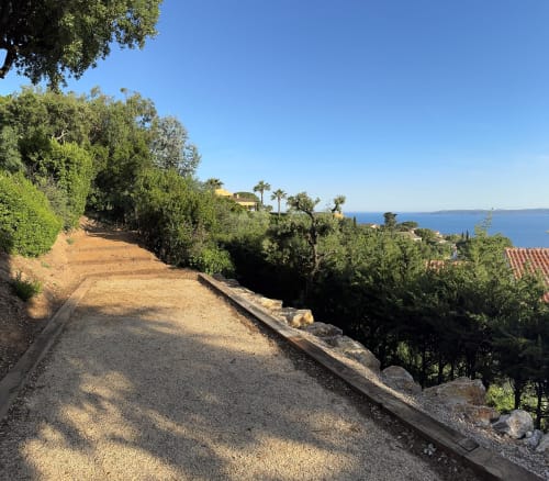 Allée de gravier avec vue sur la mer Méditerranée, Villa prestige Azur Antilles, FR