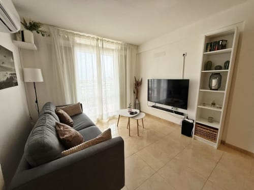 Moderno apartamento frente al mar en Fuengirola con sala cómoda, TV de pantalla plana y luz natural abundante desde el balcón