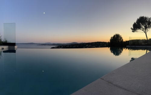 Villa de luxe avec piscine d'eau salée chauffée surplombant une baie sereine au coucher de soleil, Villa Prestige Azur Antilles