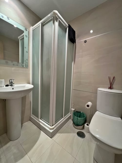 Baño moderno en apartamento de playa en Fuengirola con ducha, lavabo e inodoro