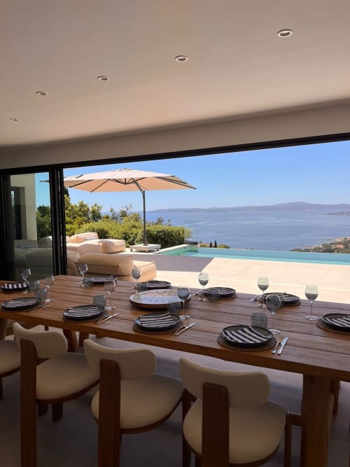 Terrasse gastronomique de villa de luxe avec vue mer, piscine chauffée d'eau salée et paysage méditerranéen à Villa Prestige Azur