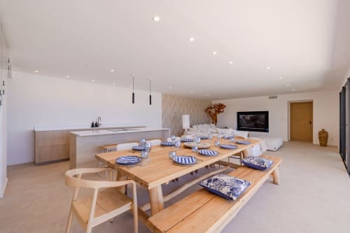 Spacieux séjour ouvert avec table en bois, cuisine et salon à la villa PERLE D'AZUR, Villa Prestige Azur