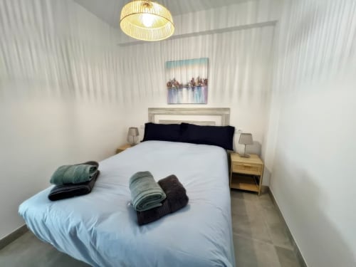Apartamento de lujo frente al mar en Fuengirola con cama moderna, vistas a la ciudad y decoración contemporánea por Grupo Inmo House