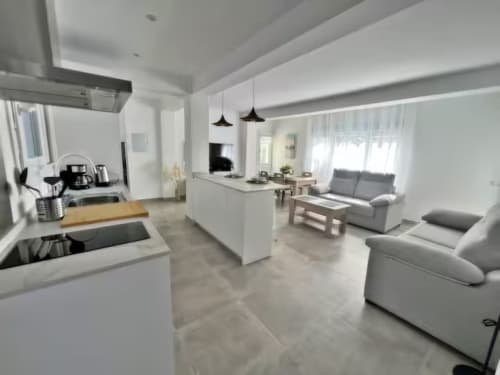 Lujoso apartamento frente al mar en Fuengirola con cocina abierta moderna, salón y vistas a la ciudad